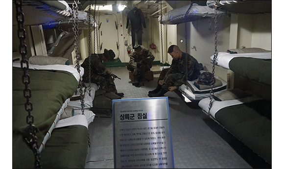 상륙군의 침실과 준비 중인 군인들의 모습
