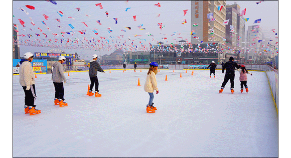 움직이는 이미지: 스케이트를 재미있게 타는 사람들
