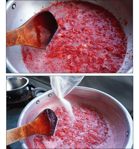 사진1:가스레인지로 가져가 끓이기. 사진2:설탕을 세 번에 나누어 넣고 계속 저으며 끓이기